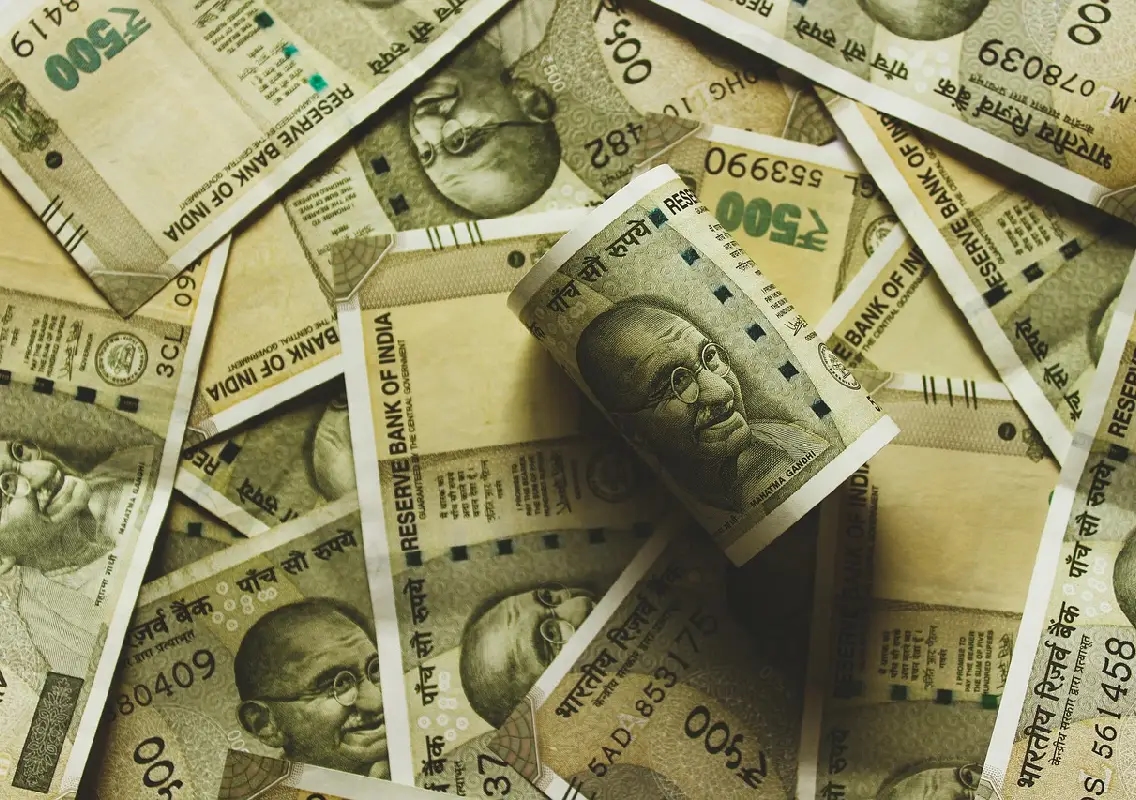 Fake Currency Worth ₹16 Lakh Seized from Imam’s Room in Khandwa Madrasa:WATCH - News Karnataka