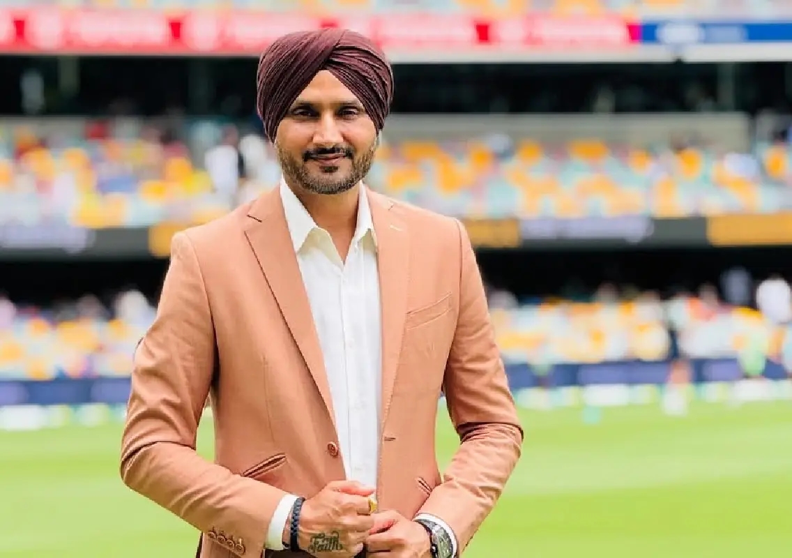 Harbhajan Singh criticised after video shows handshake with Pakistani player:WATCH - News Karnataka