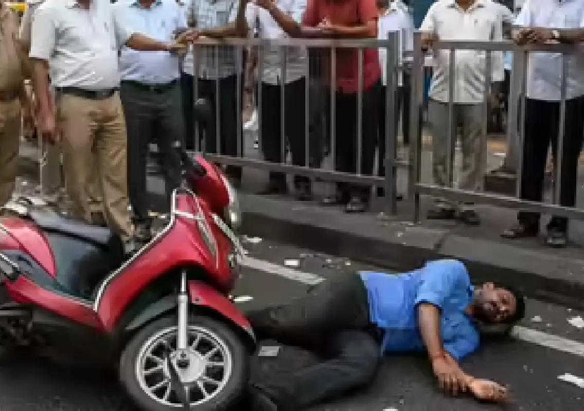 Man carrying ₹80 lakh cash falls unconscious under Cantonment railway bridge - News Karnataka
