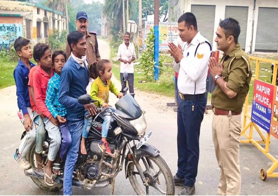 Man fined ₹7,000 after being caught riding bike with six children in Hapur - News Karnataka