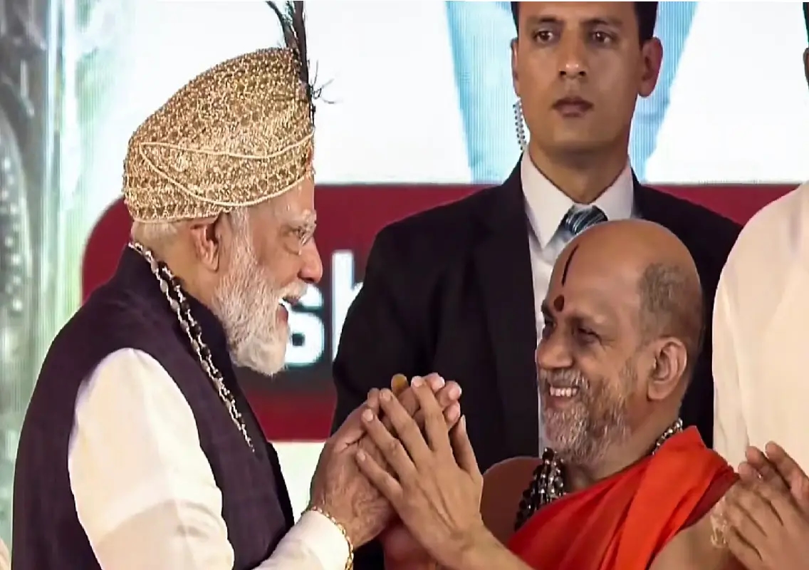 PM Modi pays tribute at Kanaka Mantap, joins mass Gita recitation in Udupi: WATCH - News Karnataka