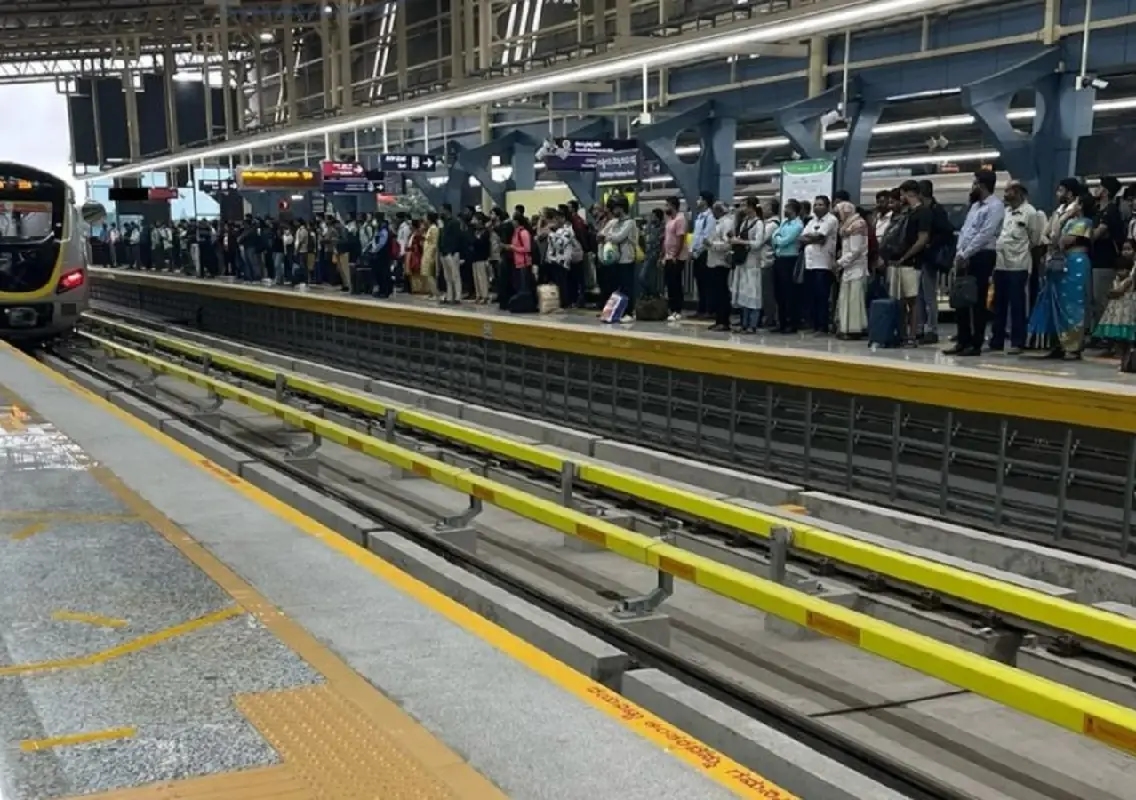 Passengers halt Yellow Line Metro train in Bengaluru, disrupt services for 35 minutes - News Karnataka