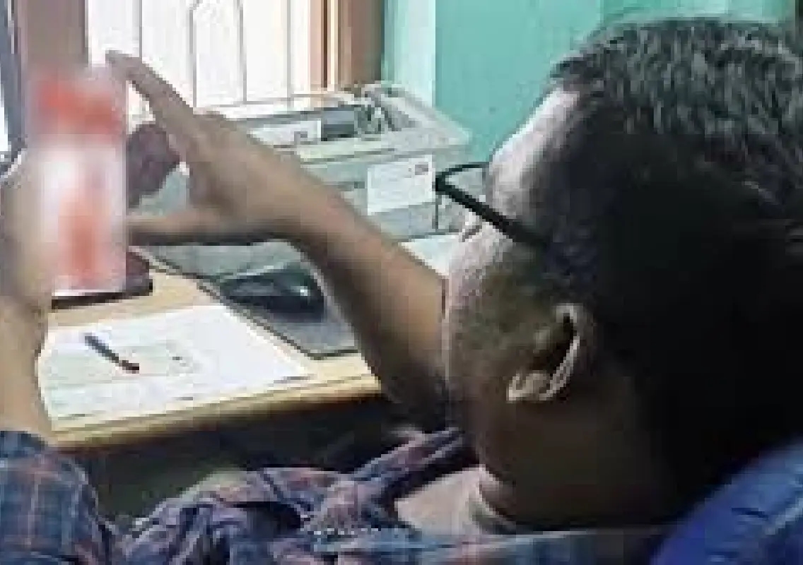 Postal employee suspended after being caught watching inappropriate videos on duty in Kakinada - News Karnataka