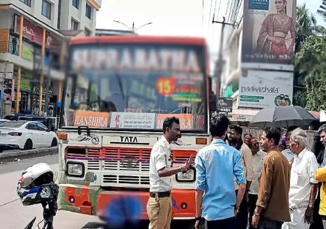 Reckless city bus stopped by public near Bejai KSRTC after hitting biker - News Karnataka