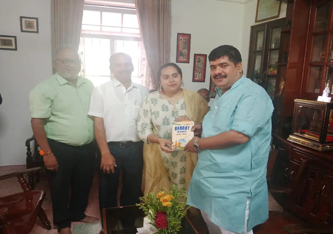 Author Reshel Bretny Fernandes presents her book to MLA Vedavyasa Kamath - News Karnataka