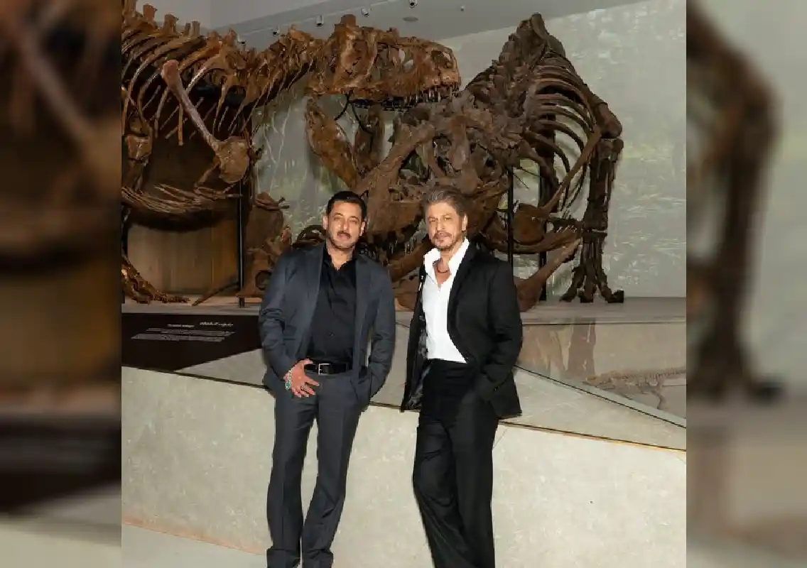 Khans meet the dinos: Salman & SRK stun fans with Abu Dhabi pics:WATCH - News Karnataka