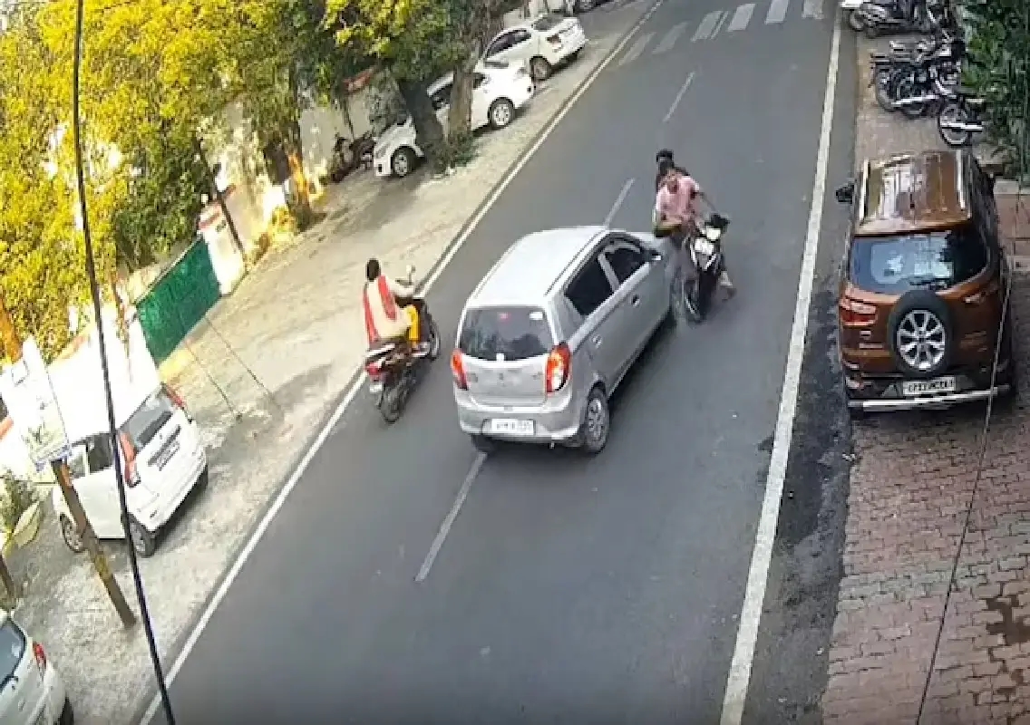 Speeding car hits two men in Jhansi, leaves them critically injured: WATCH - News Karnataka