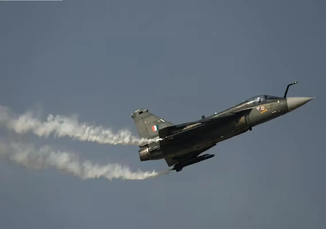 Tejas fighter jet crashes during demonstration at Dubai Air Show: WATCH - News Karnataka