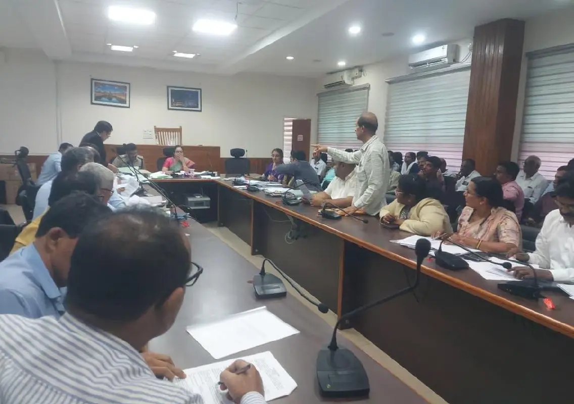 Udupi DC directs private bus operators to install doors, ensure passenger safety - News Karnataka