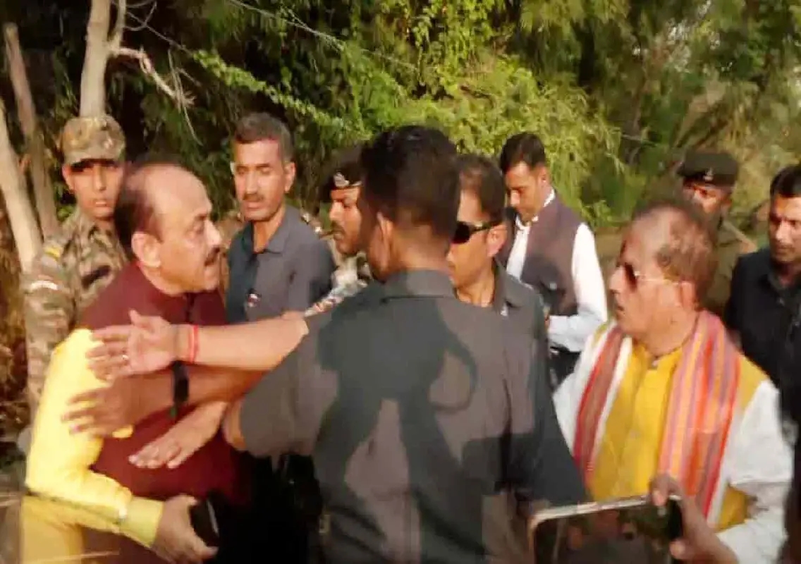 Vijay Sinha, RJD MLC Ajay Kumar trade charges after convoy attack in Lakhisarai - News Karnataka