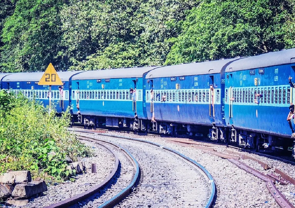 Woman preaching inside Mumbai local train sparks debate on conduct in public spaces - News Karnataka