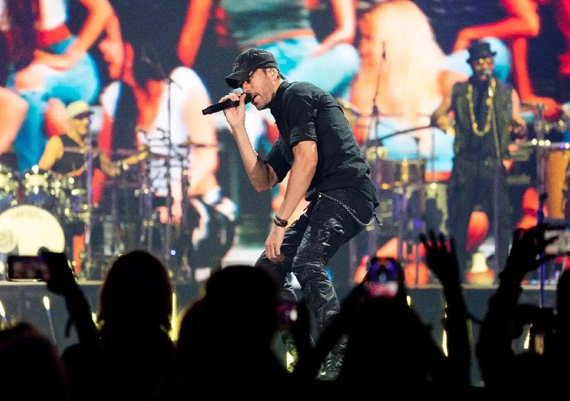 73 mobile phones worth ₹23.85 lakh stolen during Enrique Iglesias concert in Mumbai - News Karnataka