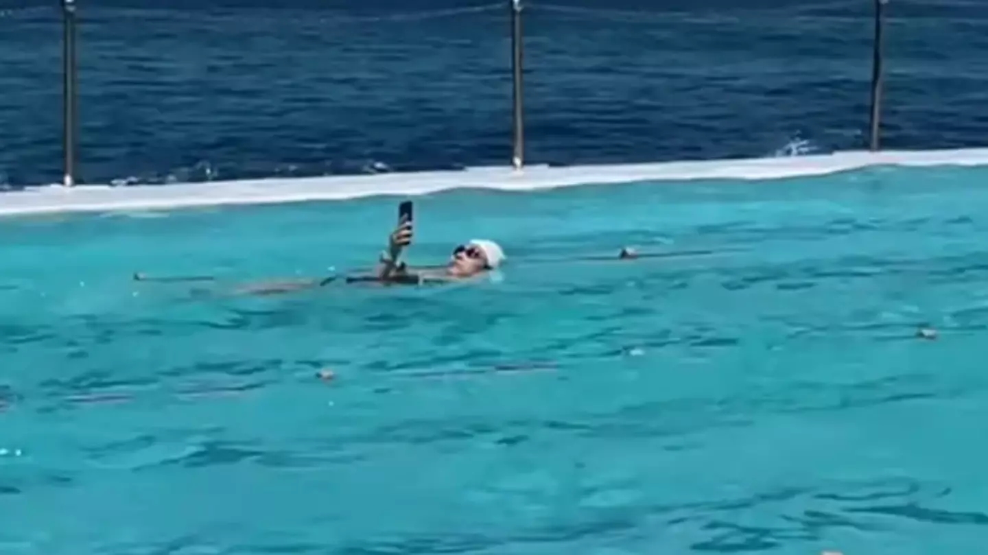Australian swimmer goes viral for using phone while swimming laps - News Karnataka