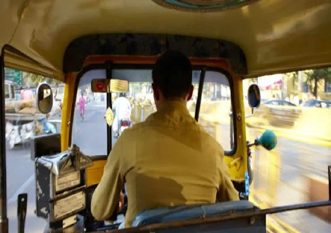 Autorickshaw driver flees with cop in Bengaluru after wrong-way crash - News Karnataka