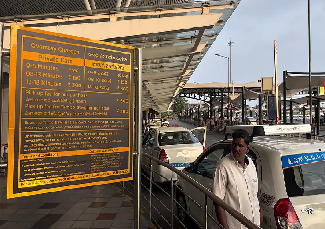 Bengaluru cab drivers protest new airport pick-up rules at toll plaza - News Karnataka