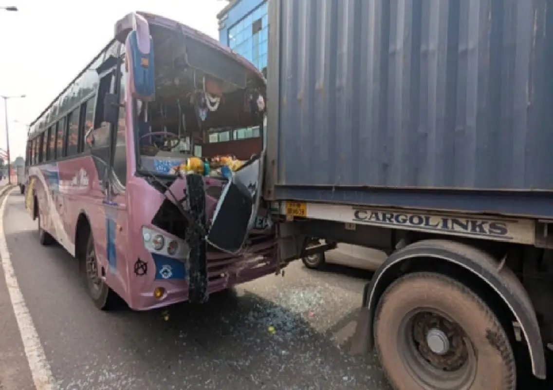 Bus rams trailer near Bikarnakatte, causing major traffic disruption - News Karnataka
