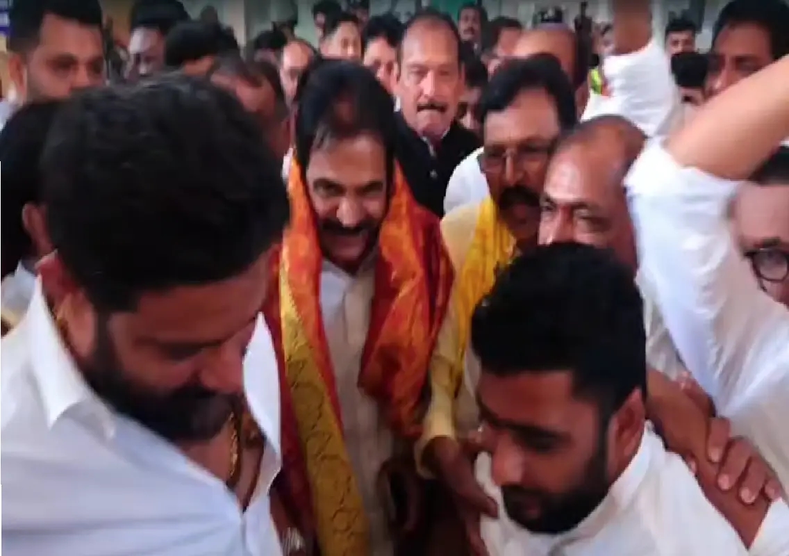 Congress workers raise pro-Shivakumar slogans as KC Venugopal arrives in Mangaluru: WATCH - News Karnataka
