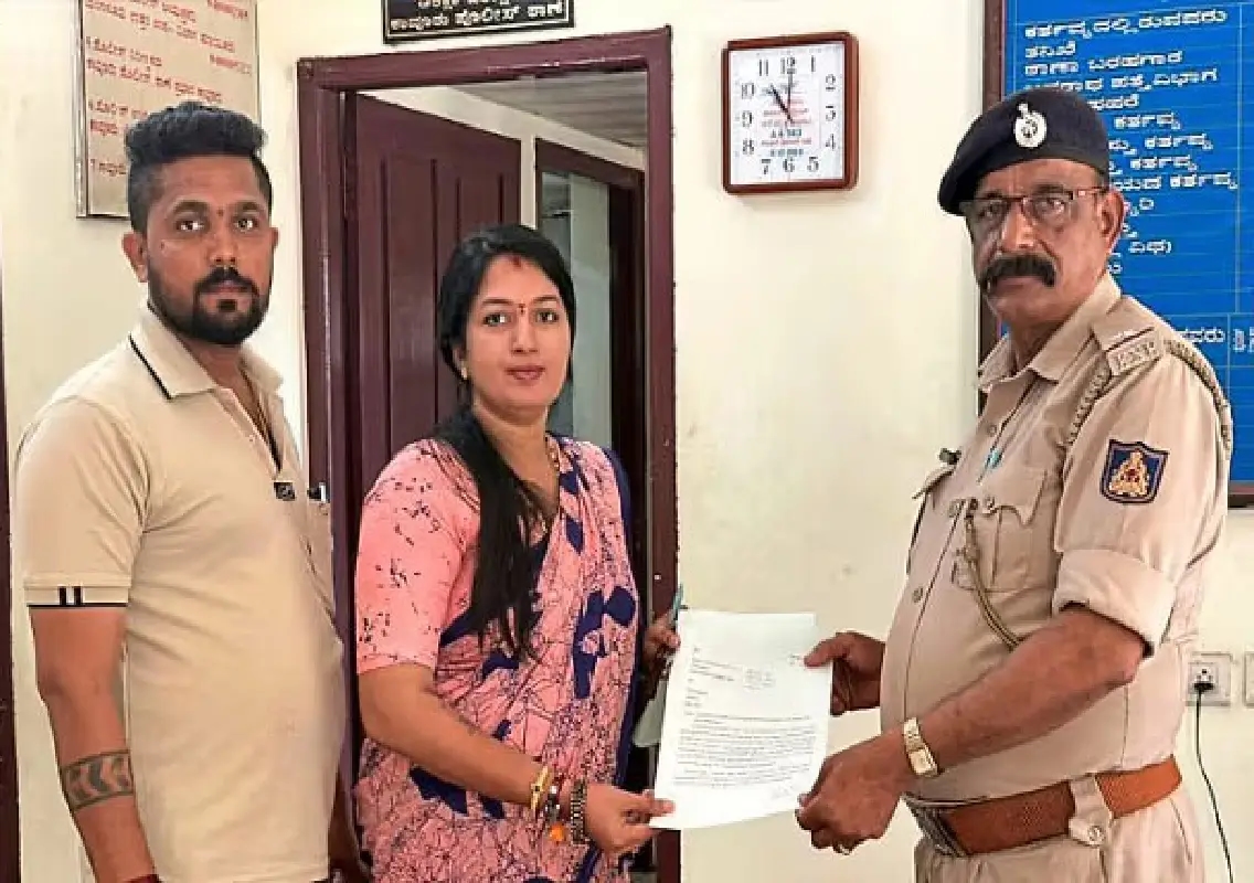 Daughter booked after assault on mother outside Moodushedde GP office - News Karnataka
