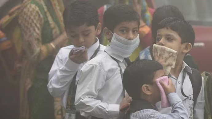 Delhi shuts primary classes, makes online learning compulsory amid toxic air - News Karnataka
