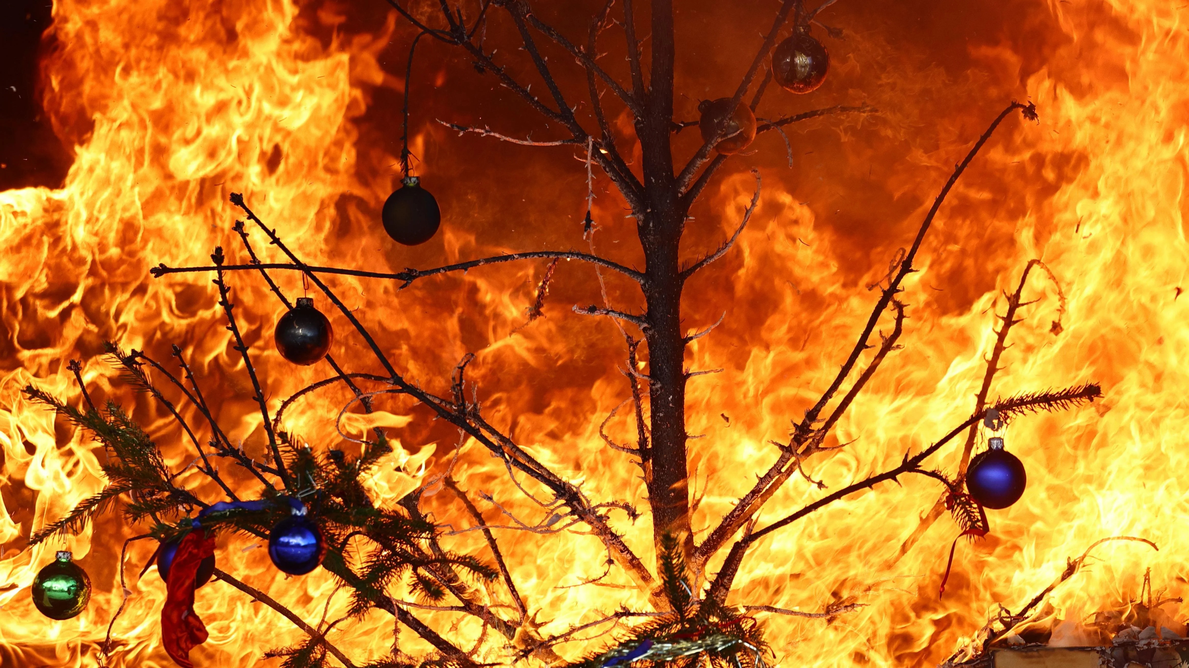 Fact check: Viral video of burning Christmas tree is not from UK - News Karnataka