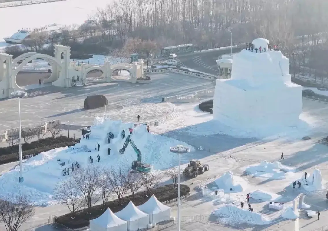 China builds 23.8-metre snowman for Christmas - News Karnataka