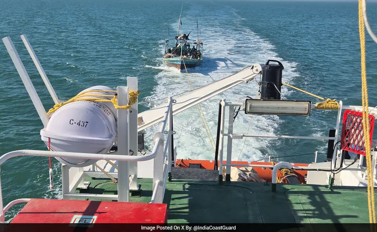 ICG seizes Pakistani boat, detains 11 for illegal entry into Indian waters - News Karnataka