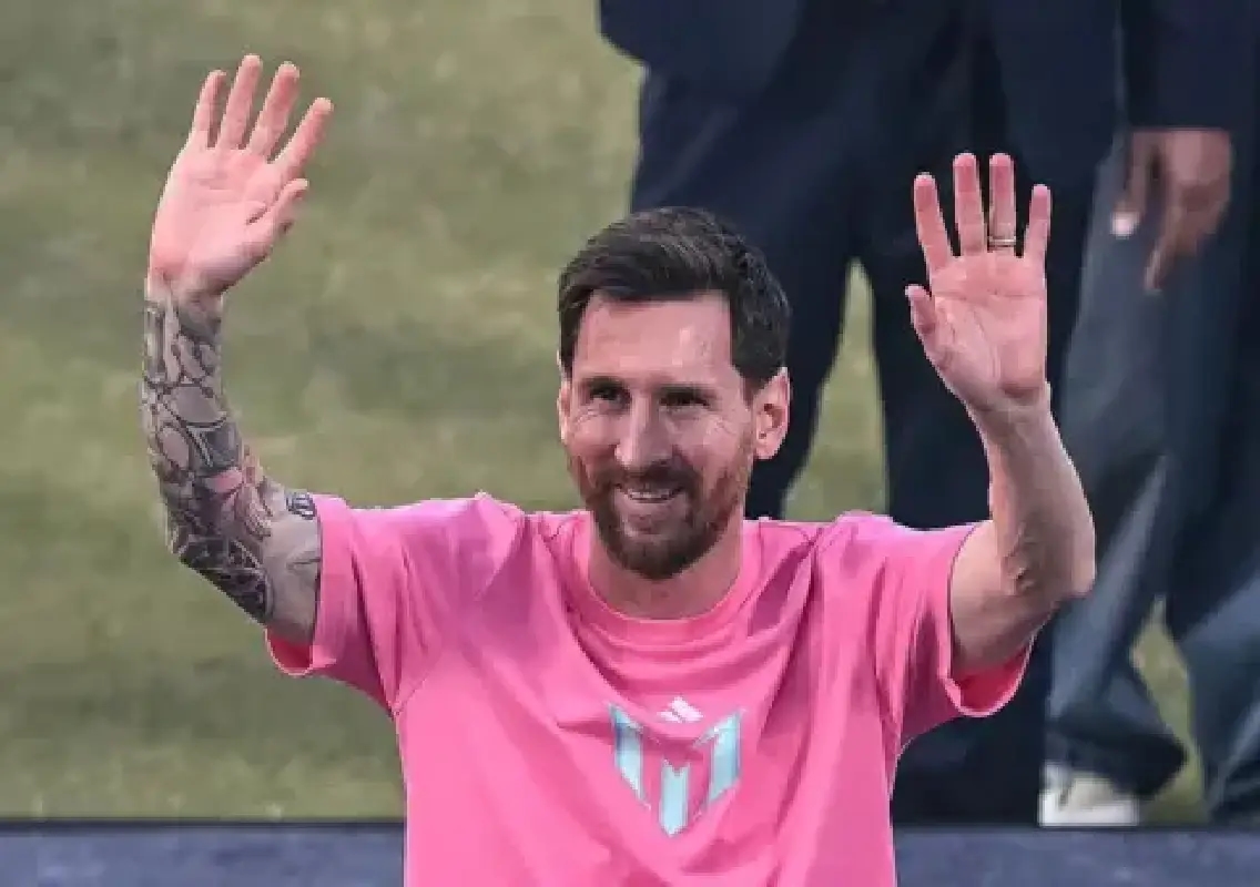 Messi, Suárez arrive in Jamnagar for Vantara visit - News Karnataka