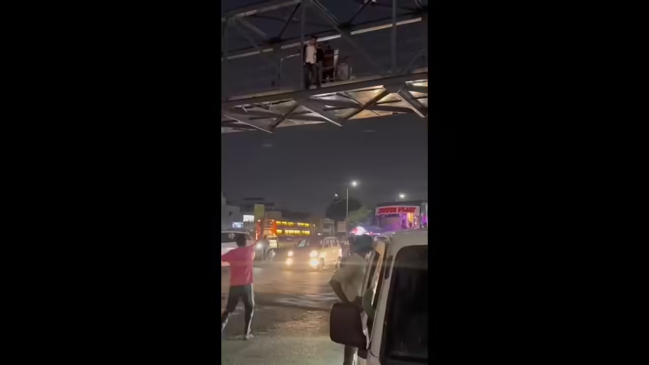 NSUI members save man attempting suicide on Ahmedabad footbridge - News Karnataka