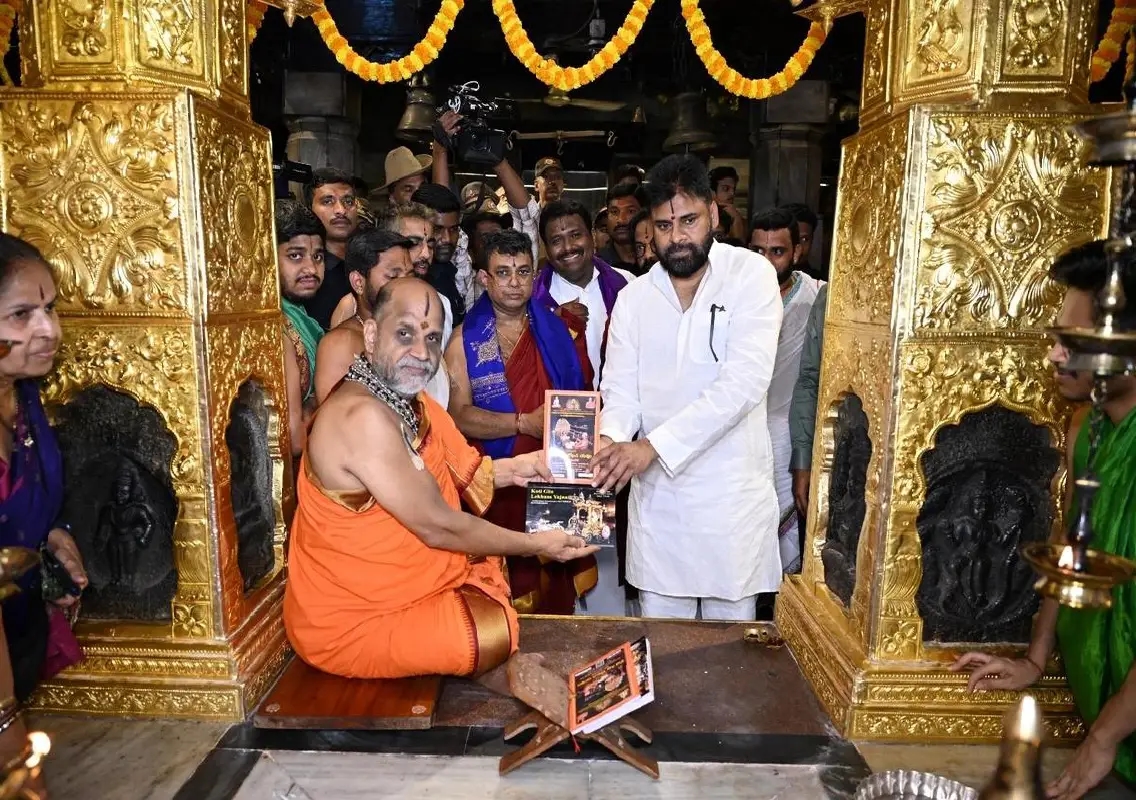 Pawan Kalyan visits Udupi Sri Krishna Matha, participates in Bruhat Geetotsava - News Karnataka