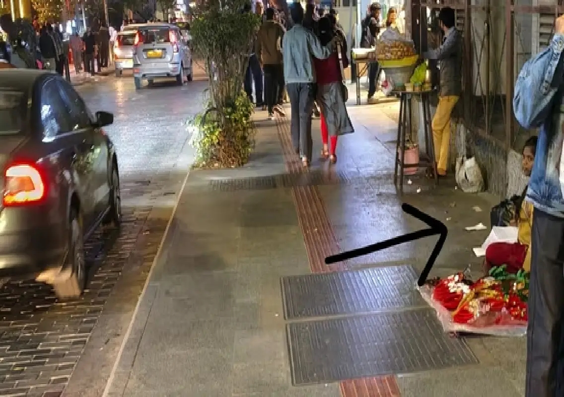 Photo of girl studying while selling Christmas items moves Bengaluru - News Karnataka