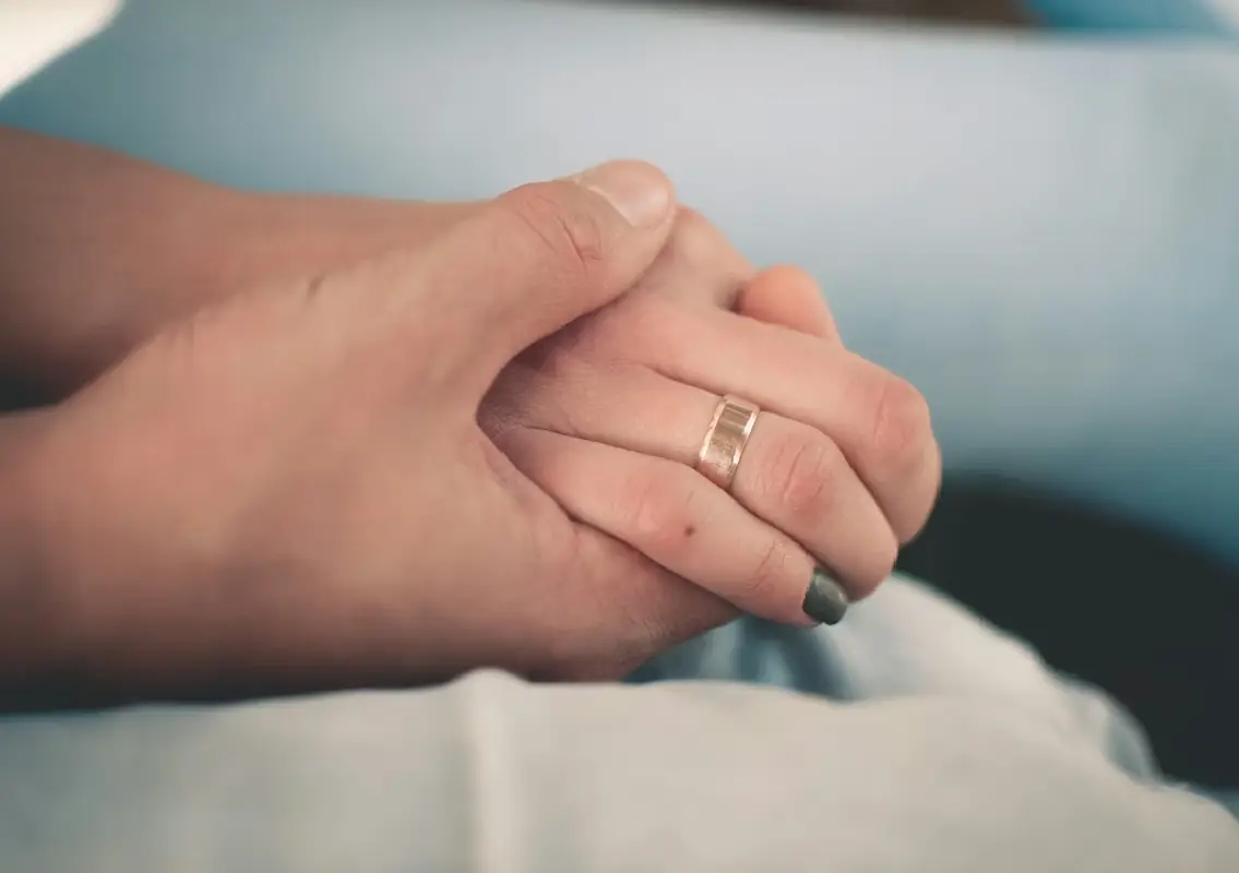 Pregnant woman found dead in lake; family alleges harassment by husband and in-laws - News Karnataka