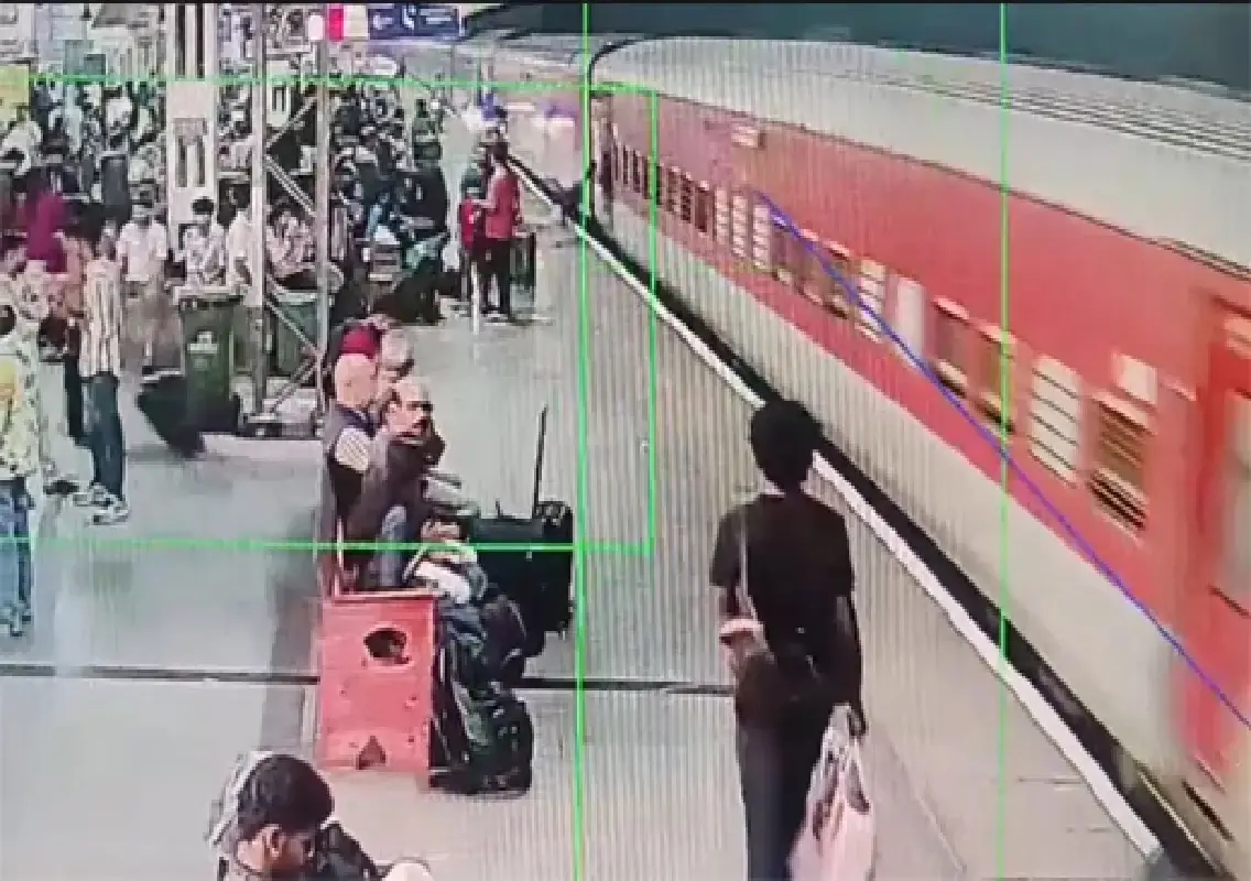 RPF personnel saves passenger from fall at Udupi railway station - News Karnataka