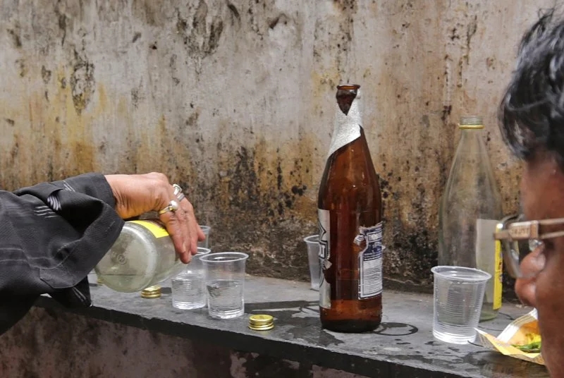 Senior citizen found dead near liquor shop in Denkanikottai - News Karnataka