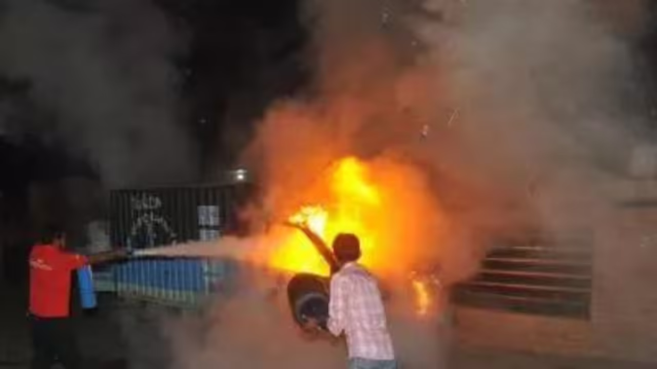 Seven-year-old girl killed as mob torches BNP leader’s home in Bangladesh - News Karnataka