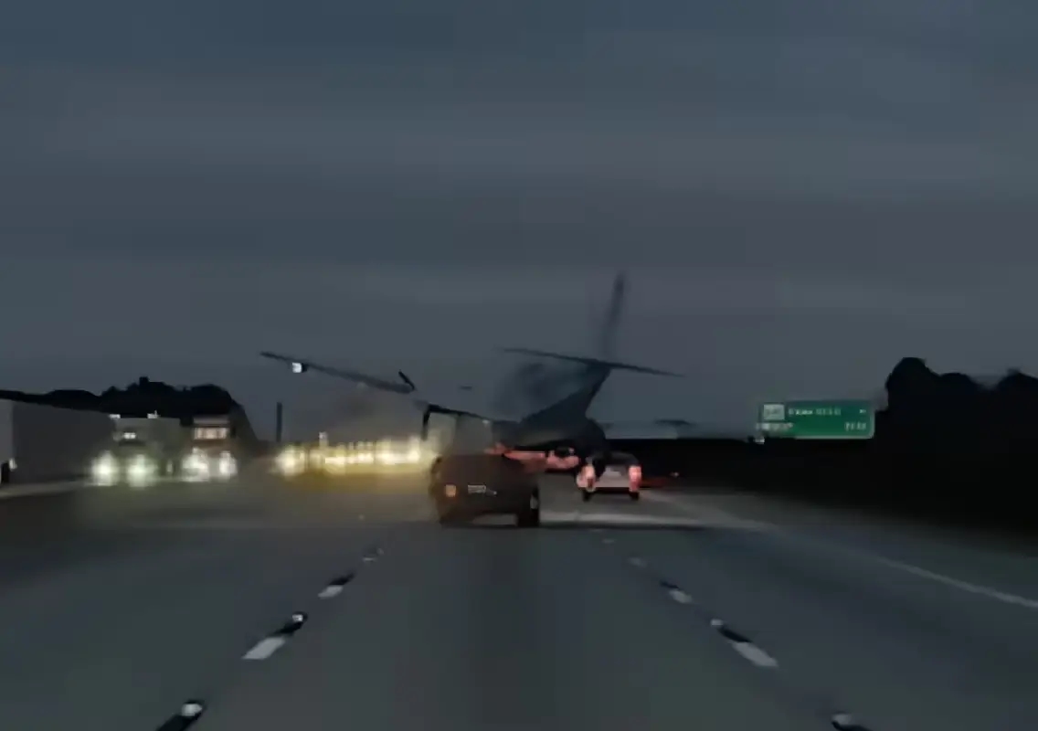 Small plane makes emergency landing on Florida freeway, hits car - News Karnataka