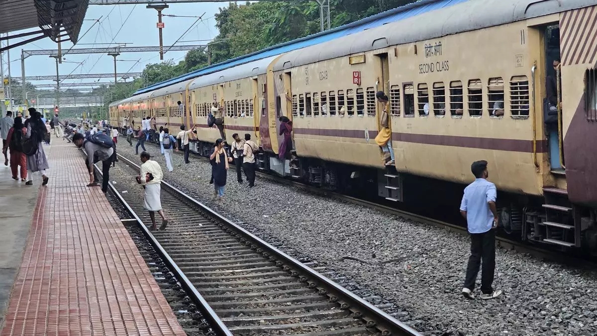 Social media reel stunt halts train briefly in Kannur - News Karnataka