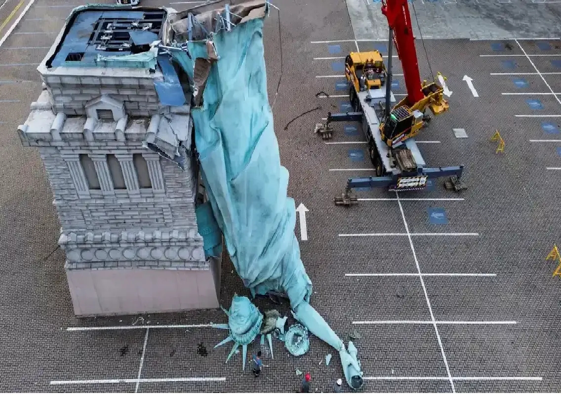 Storm topples Statue of Liberty replica outside Brazil megastore: WATCH - News Karnataka