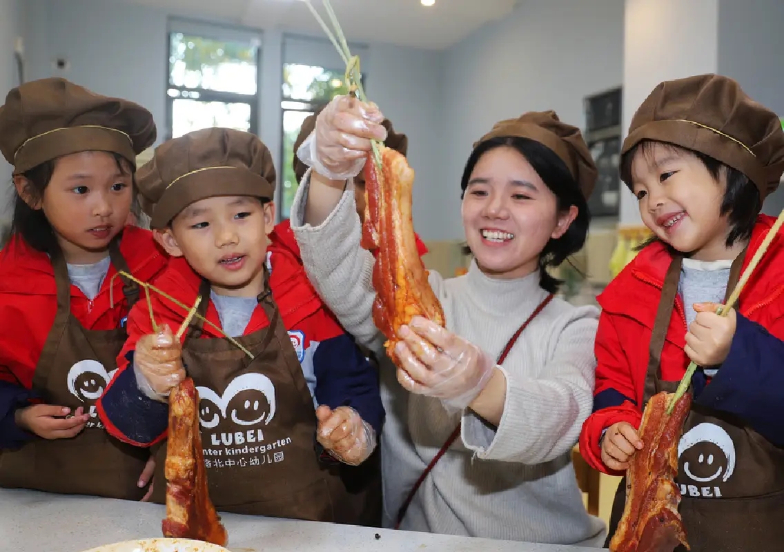 Taizhou kindergarten teaches children traditional pork-curing customs - News Karnataka