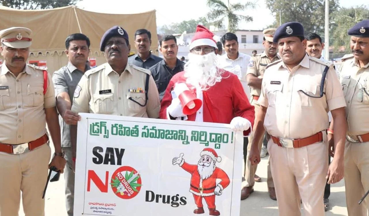 Teacher dressed as Santa spreads anti-drug message at Medak Cathedral - News Karnataka