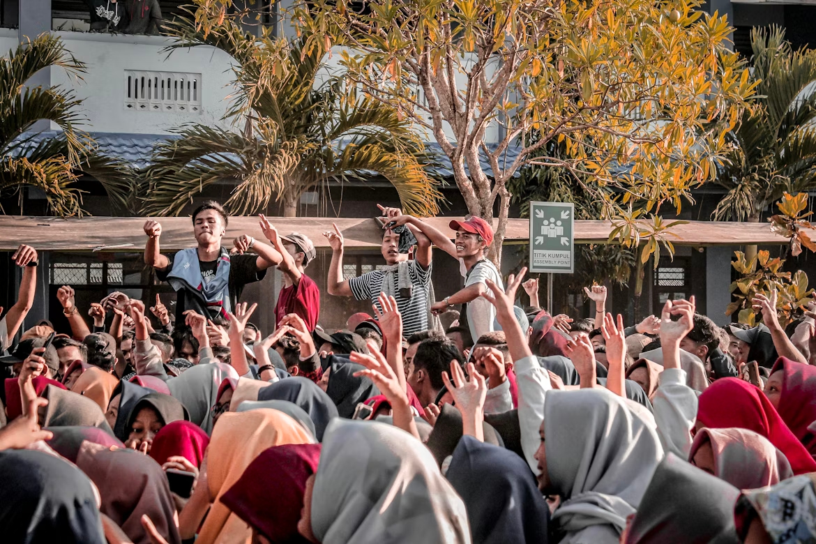 Tension at Haveri college after students clash over saffron shawls and hijabs - News Karnataka