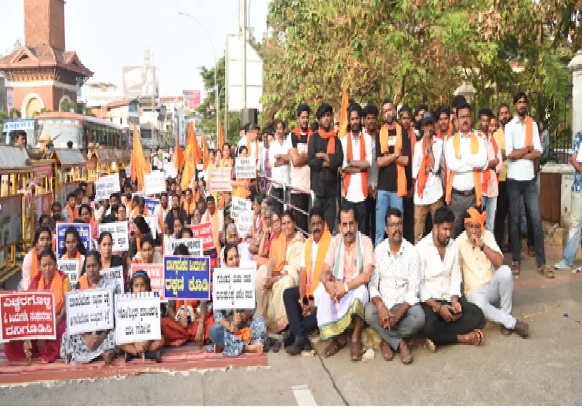 VHP, Bajrang Dal stage protest over Bangladesh attacks, cattle smuggling - News Karnataka