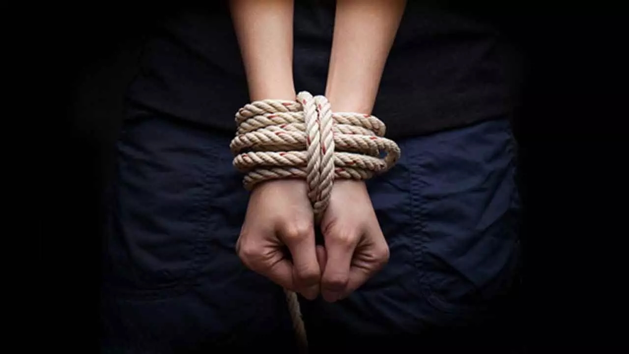 Youth kidnapped in broad daylight in Kasaragod, interstate hunt on - News Karnataka
