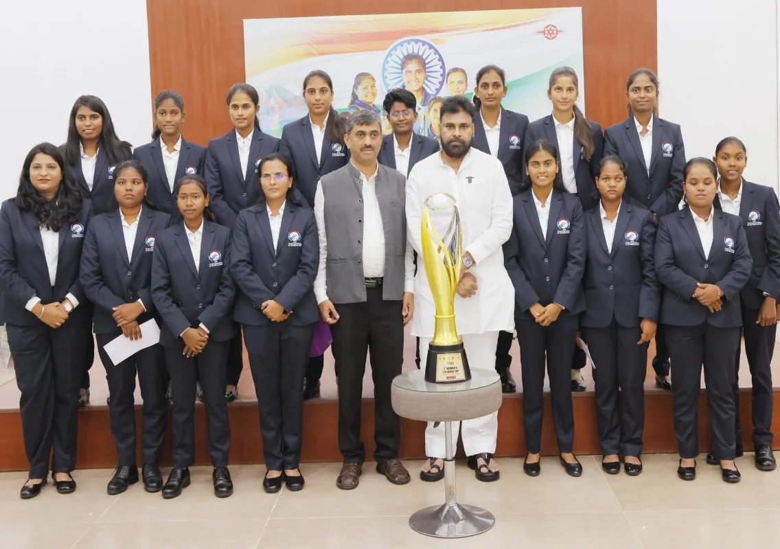 Pawan Kalyan meets India’s blind women’s T20 champions, gifts ₹5 lakh to each player - News Karnataka