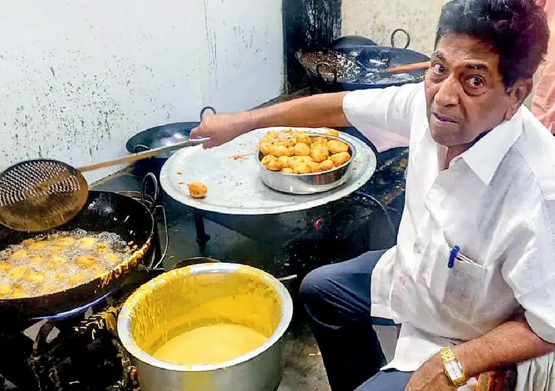Batata vada replaces sweets as Fadnavis celebrates BJP victory - News Karnataka