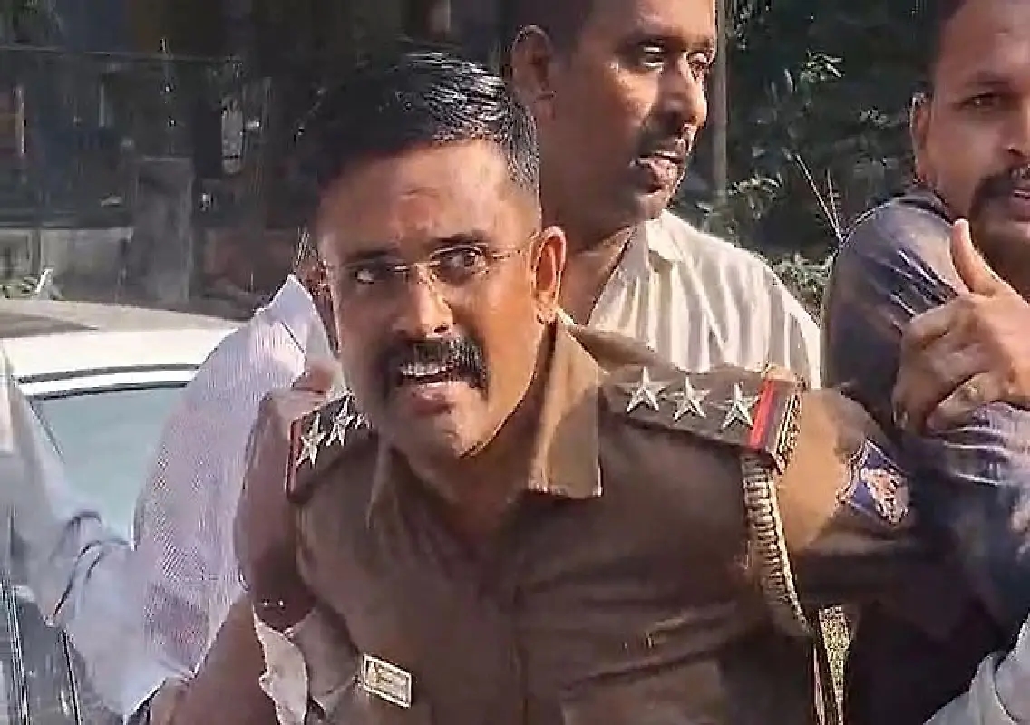 Bengaluru inspector caught in Rs 4 lakh bribe case, video sparks outrage: WATCH - News Karnataka