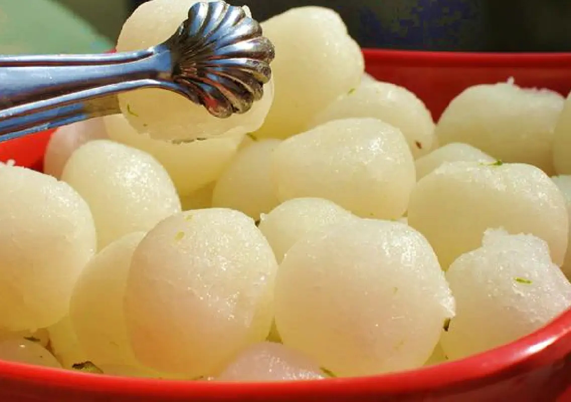 Bride’s lightning-fast rasgulla catch steals the show at wedding - News Karnataka