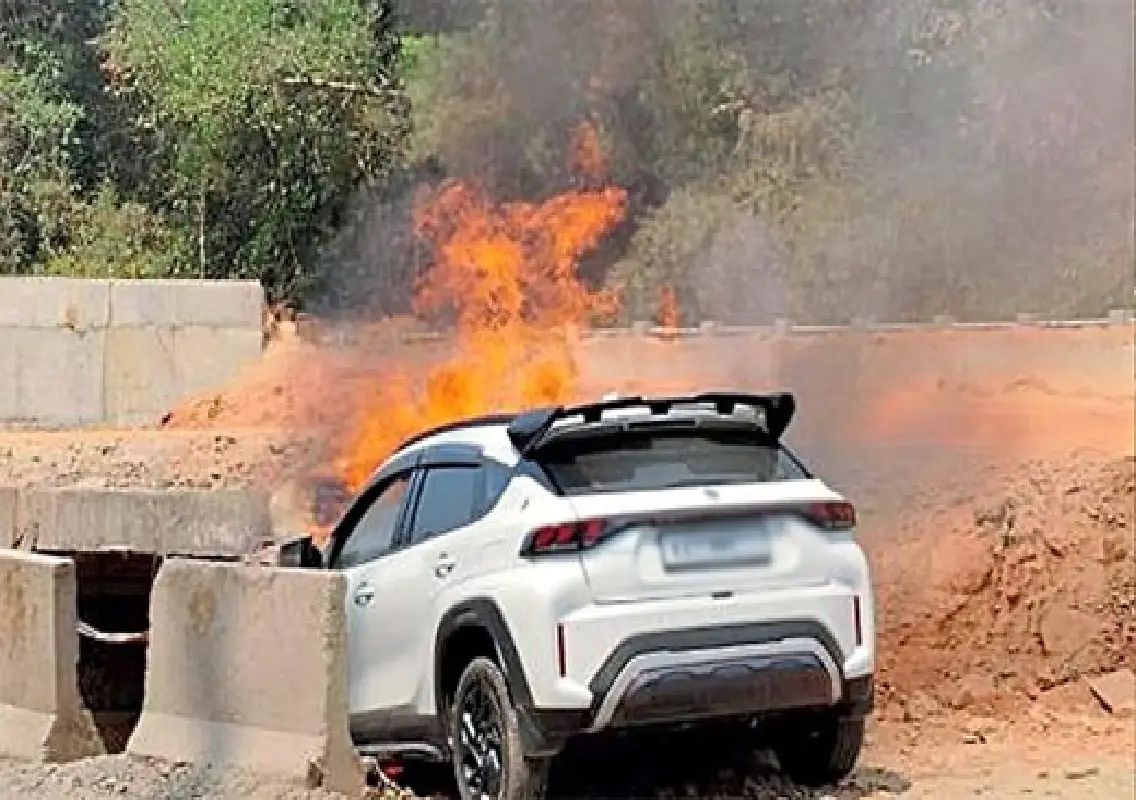 Car catches fire after crashing into culvert on NH 75 near Puttur - News Karnataka