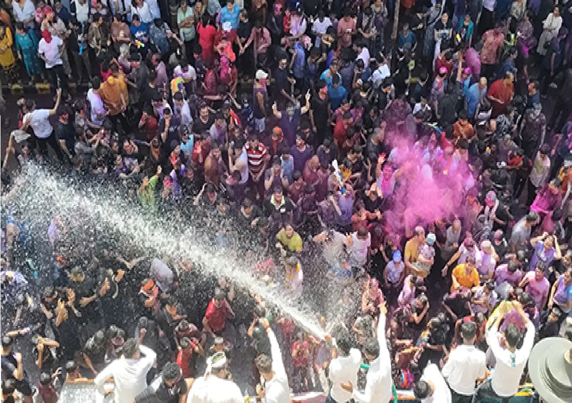 Carstreet erupts in colour as Okuli marks finale of Kodial Theru - News Karnataka