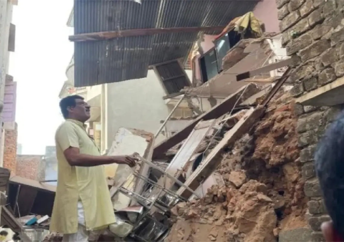 Century-old building collapse in Ahmedabad kills elderly woman - News Karnataka