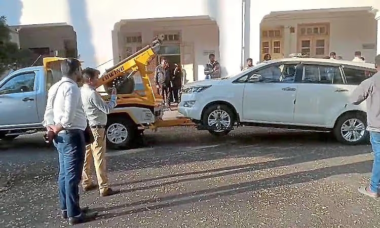 Court orders seizure of DC’s car over 15-year delay in farmer compensation - News Karnataka